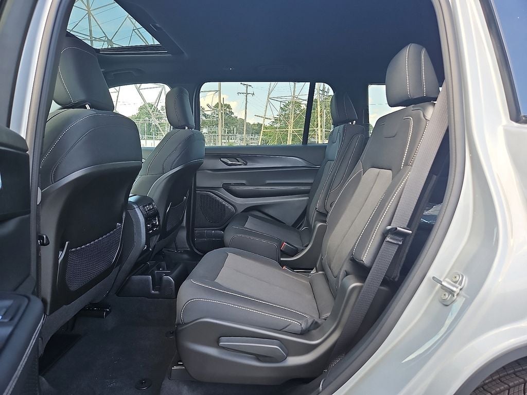 2025 Jeep Grand Cherokee GRAND CHEROKEE L LAREDO X 4X2