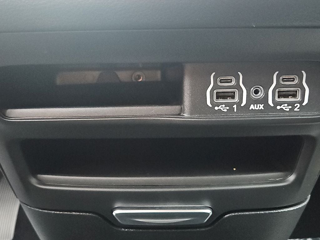 2025 Chrysler Voyager LX