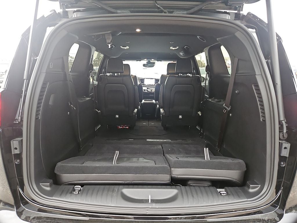 2025 Chrysler Voyager LX