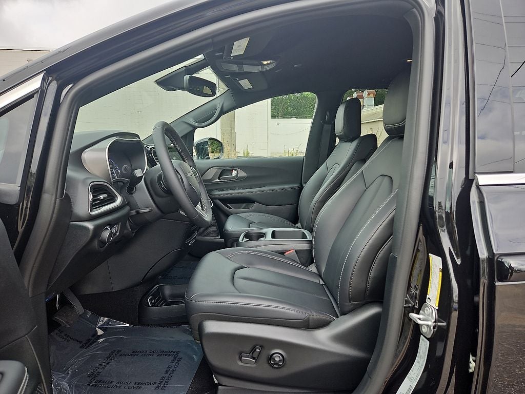 2025 Chrysler Voyager VOYAGER LX