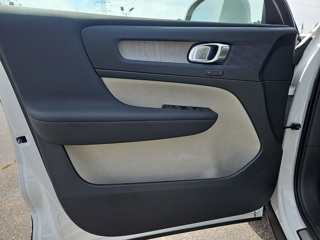 2023 Volvo XC40 Plus Bright Theme