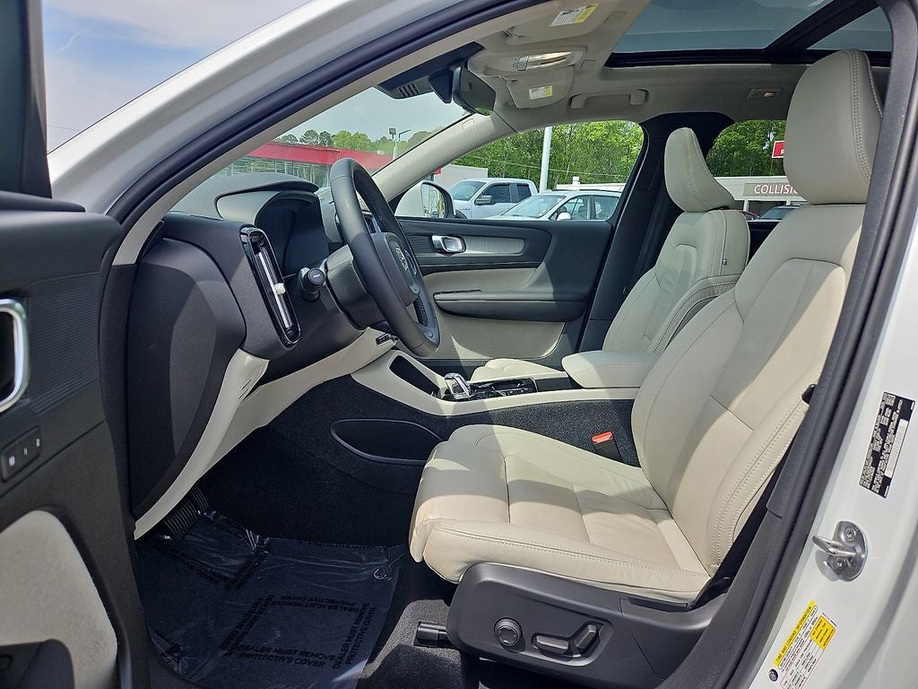 2023 Volvo XC40 Plus Bright Theme