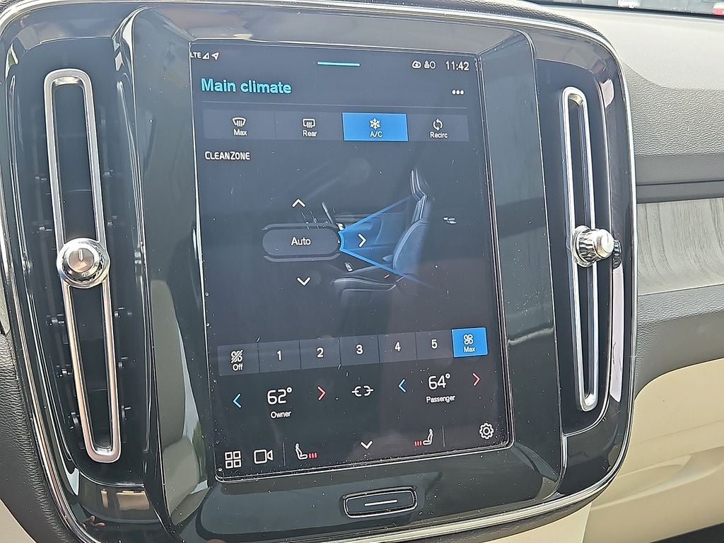 2023 Volvo XC40 Plus Bright Theme