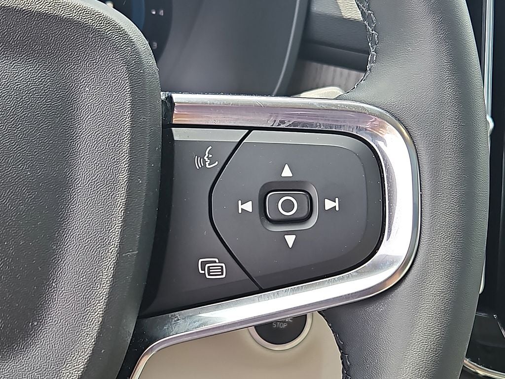 2023 Volvo XC40 Plus Bright Theme