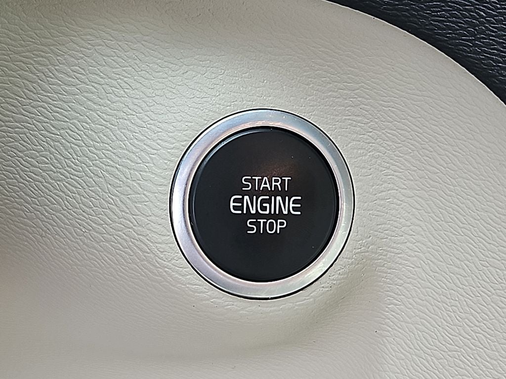 2023 Volvo XC40 Plus Bright Theme