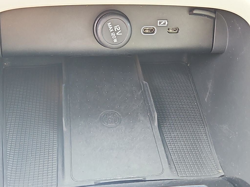 2023 Volvo XC40 Plus Bright Theme