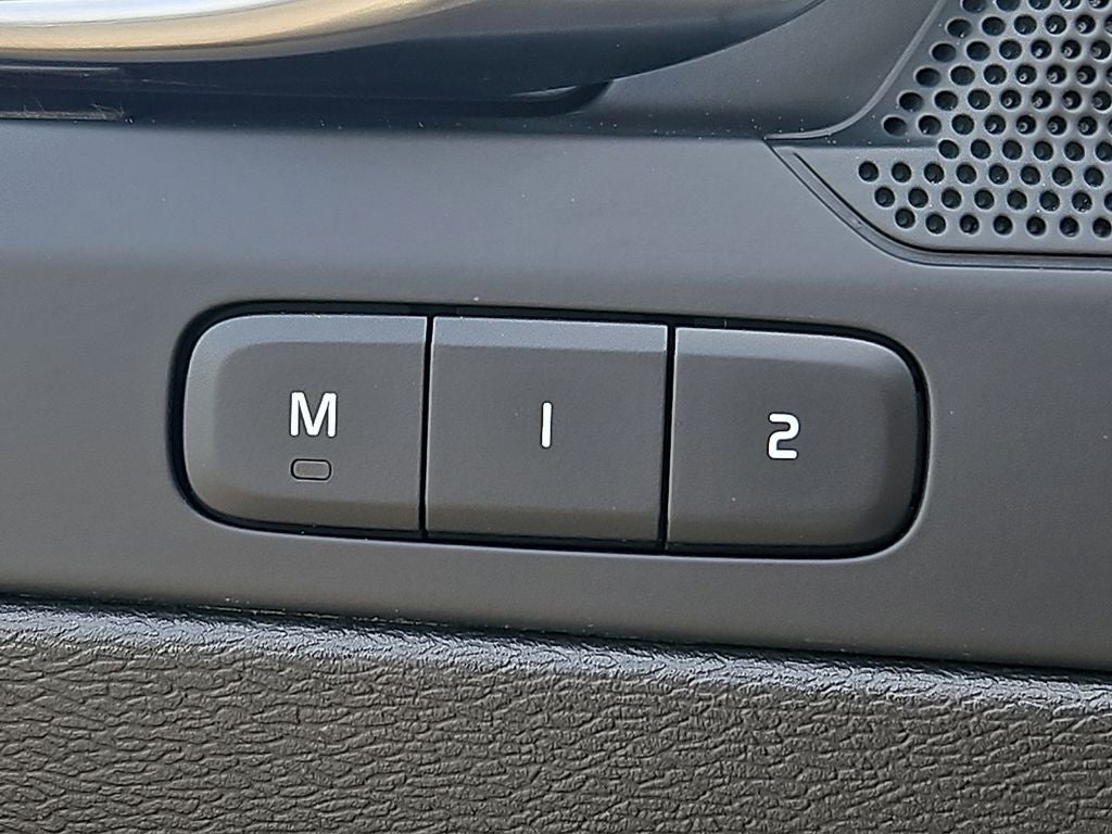 2023 Volvo XC40 Plus Bright Theme