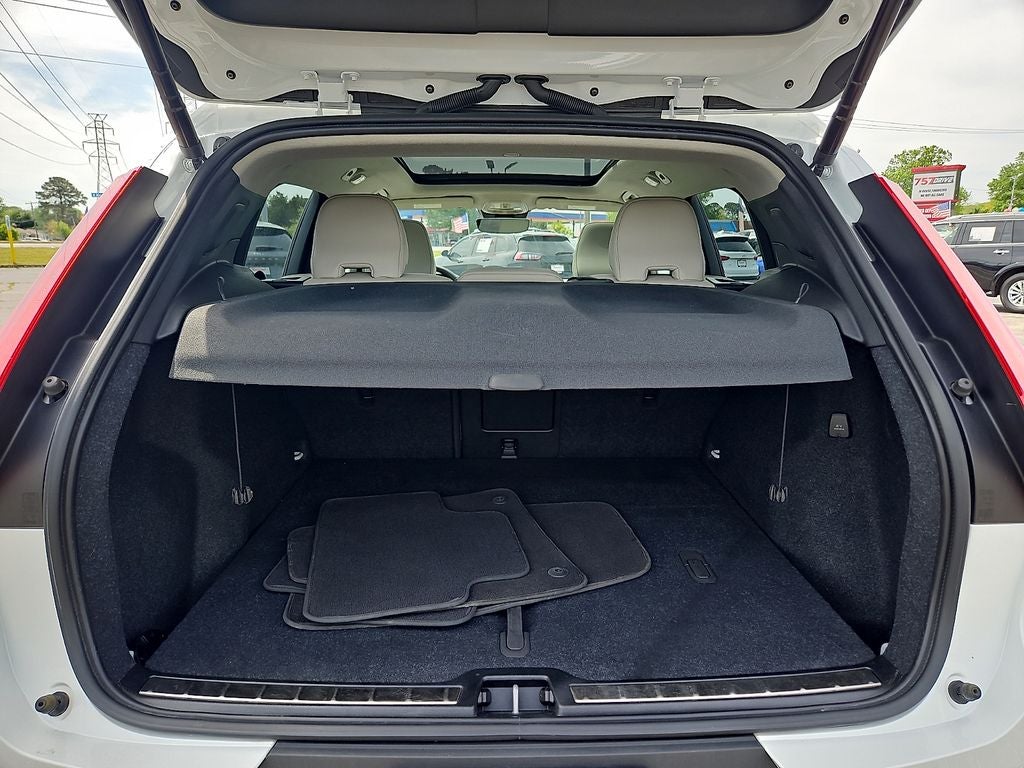 2023 Volvo XC40 Plus Bright Theme