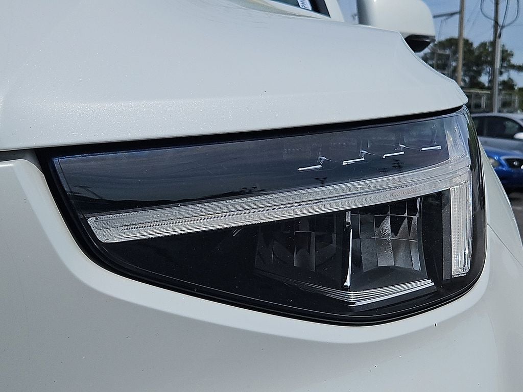 2023 Volvo XC40 Plus Bright Theme